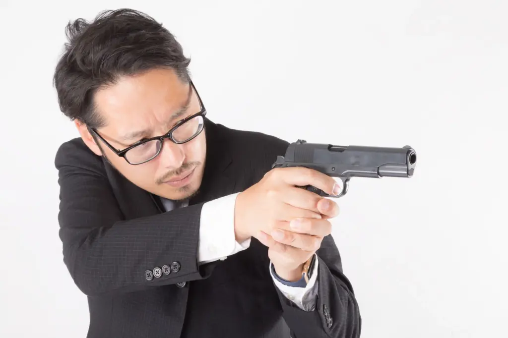 銃を持ってる人