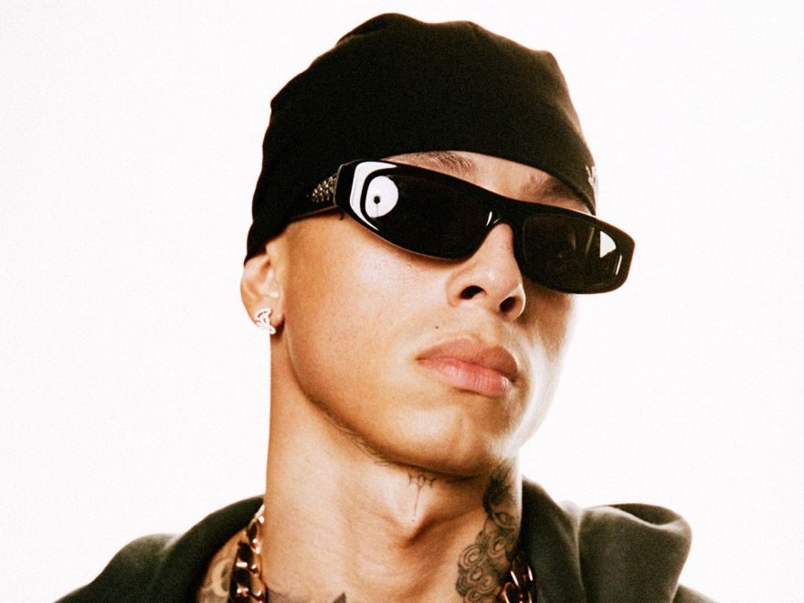 ラッパーが被っている水泳帽