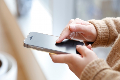 スマホ触っている人